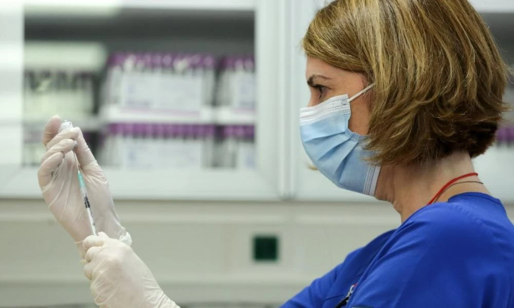 ΠΟΕΔΗΝ: Ευκαιρία ζωής ο μαζικός εμβολιασμός των υγειονομικών